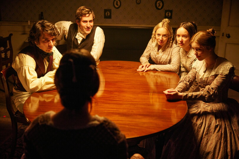 La Franco-Britannique Emma Mackey incarne Emily Brontë dans le premier film de Frances O’Connor.